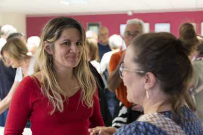 photo de deux femmes qui discutent, une sourit à l'objectif - Agrandir l'image 4 sur 21, fenêtre modale