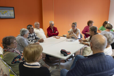 photo d'une dizaine de personnes assises autour d'une table en train de discuter - Agrandir l'image 2 sur 21, fenêtre modale