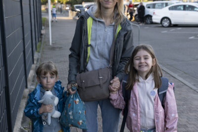 Photo d'une mère et ses deux enfants, elle sourit à l'objectif, ainsi que sa petite fille, son garçon regarde l'objectif en tenant une peluche de loup - Agrandir l'image 18 sur 80, fenêtre modale