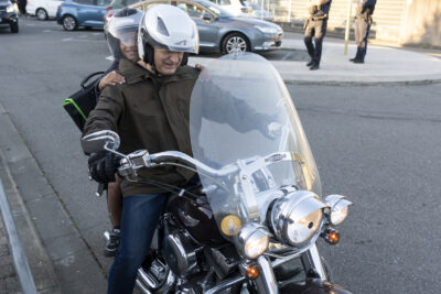 Photo d'un homme sur une harley davidson avec son fils derrière lui - Agrandir l'image 21 sur 80, fenêtre modale