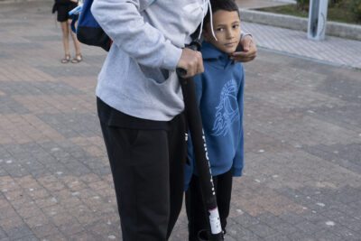 Photo d'un père avec son fils, qui sourient à l'objectif, le père tient une trotinette électrique - Agrandir l'image 23 sur 80, fenêtre modale