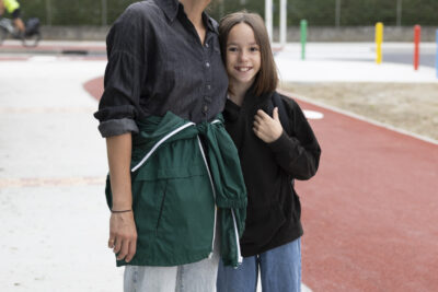 Une femme et sa fille, sur le trottoir, tout sourire à l'objectif - Agrandir l'image 37 sur 80, fenêtre modale