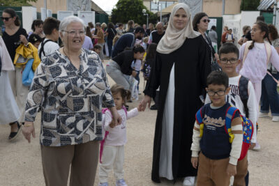 une famille réunie devant d'autres familles à l'entrée de l'école - Agrandir l'image 62 sur 80, fenêtre modale