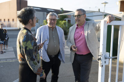 le Maire un élu et une femme échangent à l'entrée d'une école - Agrandir l'image 74 sur 80, fenêtre modale