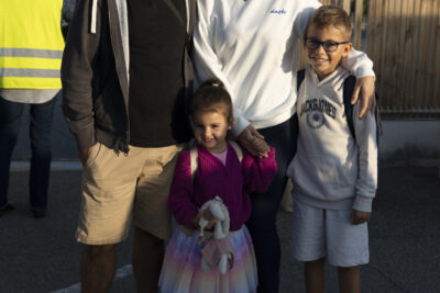 une famille avec deux enfants devant l'entrée de l'école - Agrandir l'image 75 sur 80, fenêtre modale