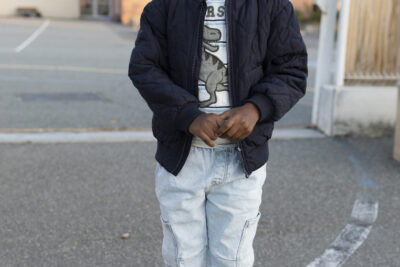un petit garçon debout et tout sourire à l'entrée de l'école - Agrandir l'image 67 sur 80, fenêtre modale
