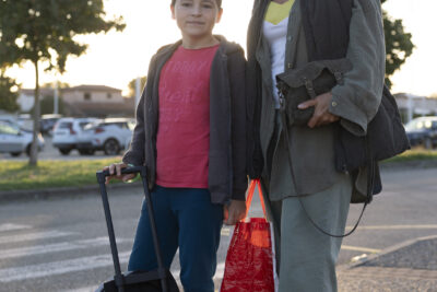 une femme et sa fille debout sur le trottoir, sourient à l'objectif - Agrandir l'image 70 sur 80, fenêtre modale