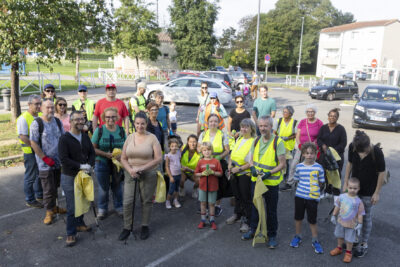 Photo paysage du groupe de personnes, une trentaine, qui ont participé au world cleanup day, toutes les générations représentées, et certaines personnes portent des gilets jaunes - Agrandir l'image 5 sur 16, fenêtre modale