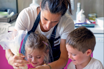 Couverture du TNFMAG avec une photo d'une femme qui aide deux enfants à faire de la pâtisserie, en utilisant une poche à douille - Agrandir l'image, fenêtre modale
