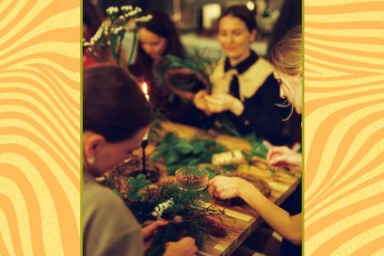 photo en sépia dans un cadre de fête doré montrant des participantes à un atelier créatif attablées autour de leur confection d'objets