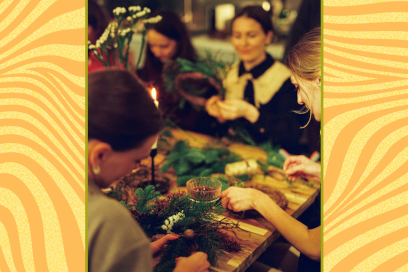 photo en sépia dans un cadre de fête doré montrant des participantes à un atelier créatif attablées autour de leur confection d'objets - Agrandir l'image, fenêtre modale