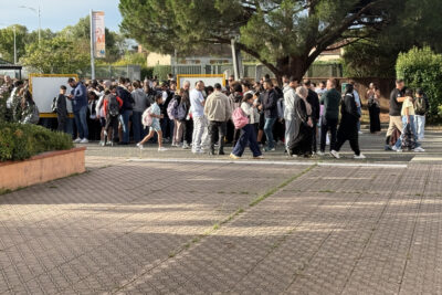 Photo de familles dans la cour, rassemblées devant deux tableaux blancs - Agrandir l'image 17 sur 80, fenêtre modale