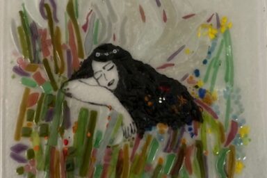 peinture d'un figure féminine le visage posé sur son bras au milieu de végétation
