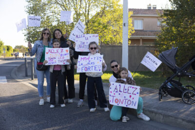 photo de familles supporters qui tiennent des pancartes d'encouragement - Agrandir l'image 3 sur 23, fenêtre modale