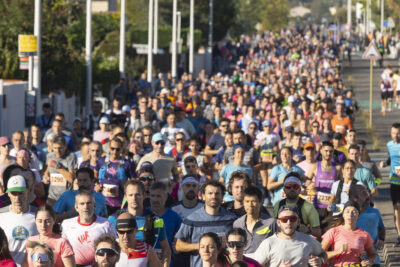 photo d'une rue pleine de milliers de coureurs - Agrandir l'image 1 sur 23, fenêtre modale