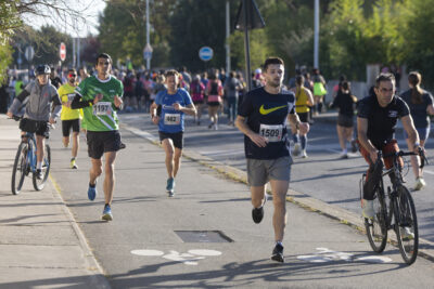 des coureurs dans la rue, des vélos à leurs côtés - Agrandir l'image 4 sur 23, fenêtre modale