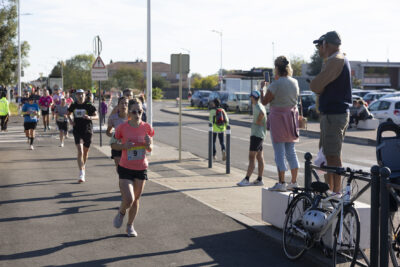 photo de coureurs qui courent au niveau de la piste cyclable à côté d'une rue - Agrandir l'image 5 sur 23, fenêtre modale