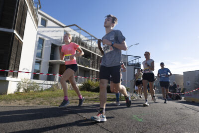 photo en contreplongée de jeunes qui courent à côté de résidences - Agrandir l'image 6 sur 23, fenêtre modale