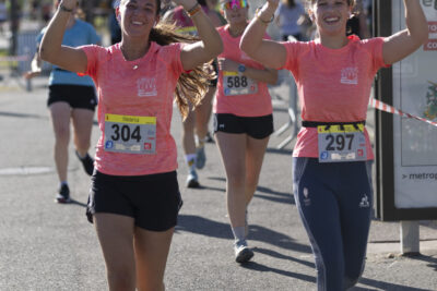 deux femmes courent en rose, elles font signe à l'objectif - Agrandir l'image 7 sur 23, fenêtre modale