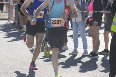 deux hommes courent tandis que des gens applaudissent derrière un ruban de sécurité - Agrandir l'image 11 sur 23, fenêtre modale