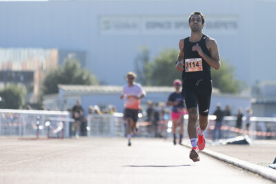 un homme court sur la piste d'athlétisme, l'air concentré - Agrandir l'image 12 sur 23, fenêtre modale