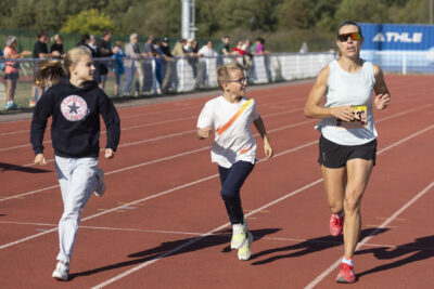 une femme et deux enfants courent sur la piste d'athlétisme - Agrandir l'image 13 sur 23, fenêtre modale