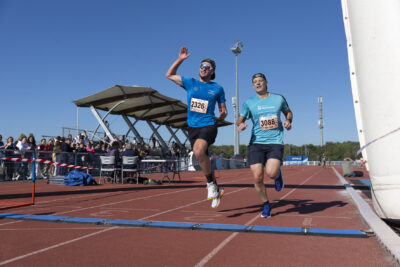 deux hommes arrivent à la ligne d'arrivée, un fait un salut de la main - Agrandir l'image 15 sur 23, fenêtre modale