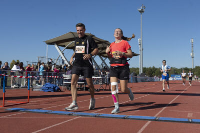 un homme et une femme s'apprêtent à franchir la lignée d'arrivée sur la piste d'athlétisme - Agrandir l'image 16 sur 23, fenêtre modale