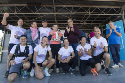 une dizaine de personnes sur scène qui posent en souriant, une personne tient une coupe, ils sont applaudis par le Maire et l'élu aux sports - Agrandir l'image 19 sur 23, fenêtre modale