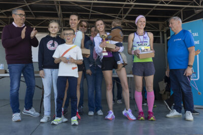 trois femmes sur scène, avec médaille et coupe et leurs enfants, applaudies par le Maire - Agrandir l'image 20 sur 23, fenêtre modale