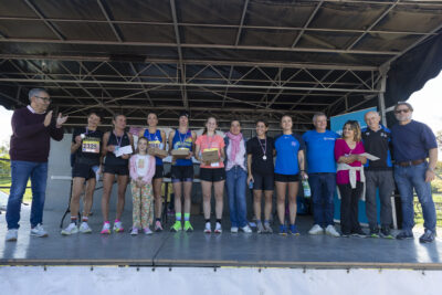 photo du podium des femmes, une dizaine sur scène avec les médailles, applaudies par le Maire - Agrandir l'image 22 sur 23, fenêtre modale