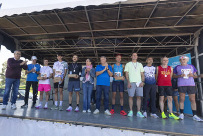 Podium sur scène d'une dizaine de coureurs hommes, applaudis par le Maire et l'élue à la solidarité - Agrandir l'image 23 sur 23, fenêtre modale