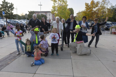 photo de groupe avec des enfants, des élus et le Maire, des personnes âgées - Agrandir l'image 12 sur 20, fenêtre modale