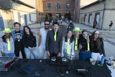 photo de groupe des jeunes qui animent musicalement, ils sourient à l'objectif et se tiennent debout derrière des platines - Agrandir l'image 17 sur 20, fenêtre modale