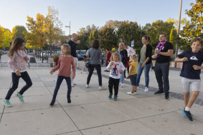 photo d'enfants et adultes qui dansent sur le parvis de la mairie - Agrandir l'image 18 sur 20, fenêtre modale