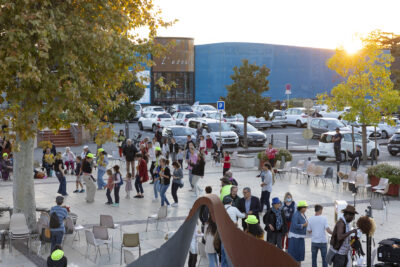 photo de haut des animations sur le parvis de la mairie - Agrandir l'image 20 sur 20, fenêtre modale