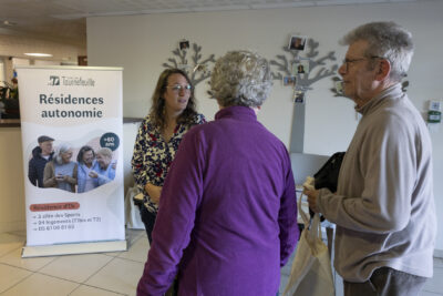 Une femme accueille deux personnes âgées au sein de la résidence d'Oc - Agrandir l'image 4 sur 20, fenêtre modale