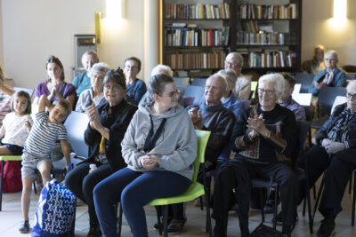 photo du public avec des personnes âgées, des enfants et des adultes applaudir - Agrandir l'image 1 sur 20, fenêtre modale
