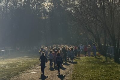 photo des enfants qui courent pendant le cross dans un paysage naturel et hivernal - Agrandir l'image 3 sur 3, fenêtre modale