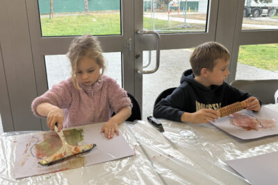 photo de deux enfants qui utilisent des outils pour peindre sur leurs feuilles blanches, une sorte de rouleau en bois petit et un outil pour nettoyer les vitres - Agrandir l'image 3 sur 10, fenêtre modale