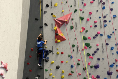 photo d'une jeune garçon qui grimpe à plusieurs mètres de hauteur d'un mur d'escalade - Agrandir l'image 3 sur 9, fenêtre modale