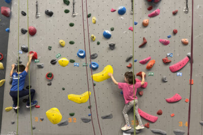 photo de deux enfants qui grimpent en "traversée" le mur d'escalade - Agrandir l'image 8 sur 9, fenêtre modale