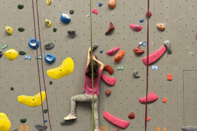 photo d'une jeune fille qui grimpe à un mur d'escalade - Agrandir l'image 2 sur 9, fenêtre modale