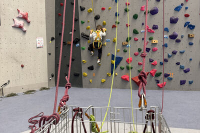 photo d'un enfant qui grimpe au mur d'escalade, prise depuis le bac de cordes - Agrandir l'image 7 sur 9, fenêtre modale