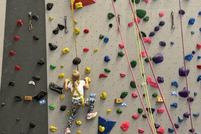 photo d'un enfant qui grimpe au mur d'escalade - Agrandir l'image 9 sur 9, fenêtre modale