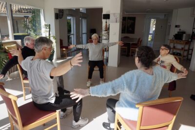 photo d'une activité équilibre à la résidence autonome, on voit quelques personnes âgées en train de faire des exercices en cercle - Agrandir l'image 3 sur 3, fenêtre modale