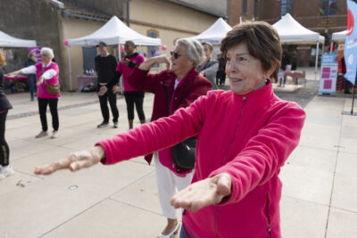 photo de femmes qui font des exercices sur le parvis de la mairie - Agrandir l'image 18 sur 21, fenêtre modale