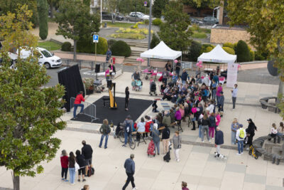 photo du parvis où a lieu le spectacle vu de haut, une cinquantaine de personnes sont rassemblées pour voir le spectacle - Agrandir l'image 13 sur 21, fenêtre modale