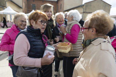 photo de femmes qui échangent en souriant sur le parvis de la mairie - Agrandir l'image 15 sur 21, fenêtre modale
