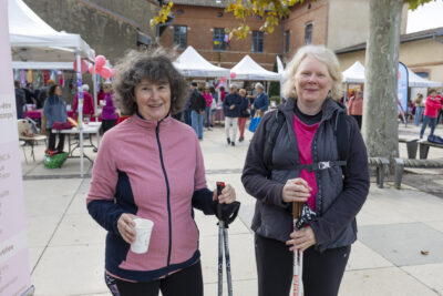 photo de deux femmes en tenue de marche, une tient un gobelet, les deux ont des bâtons de marche nordique - Agrandir l'image 6 sur 21, fenêtre modale